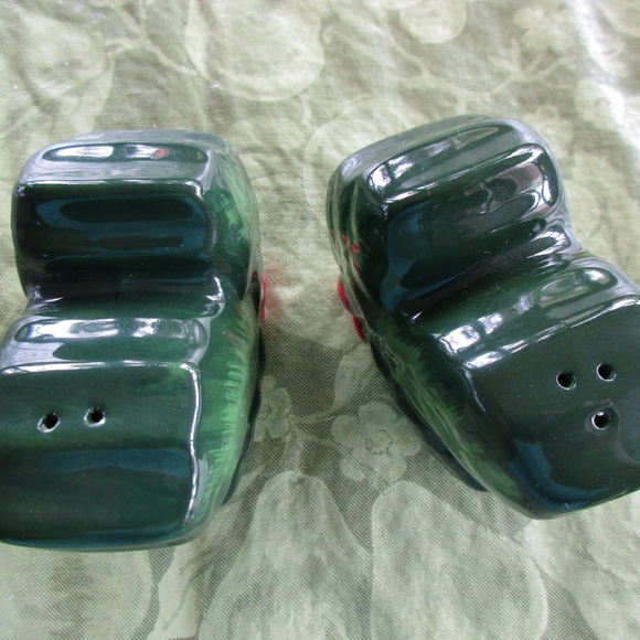 Holly Berry Leaf Christmas Holiday S & P Salt and Pepper Shakers - Picture 12 of 13